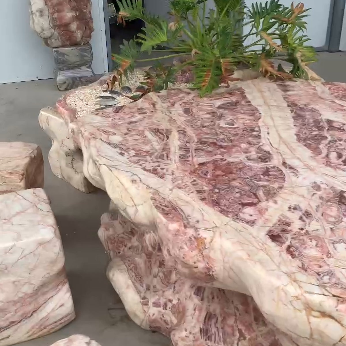 Bộ Bàn Ghế Đá Nguyên Khối Cao Cấp Cho Không Gian Sân Vườn