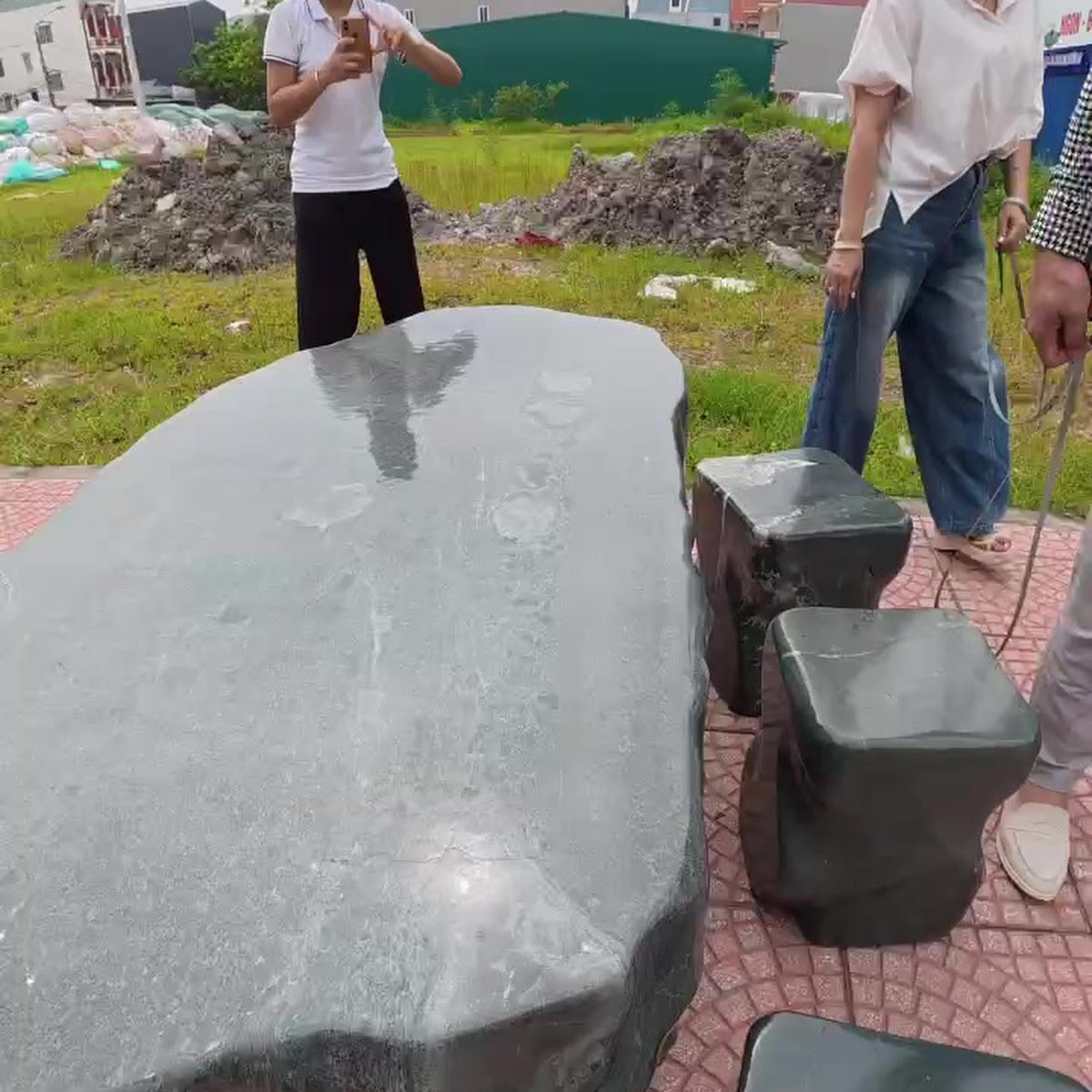 Bộ bàn ghế đá phong thủy nguyên khối ảnh thực tế số 1