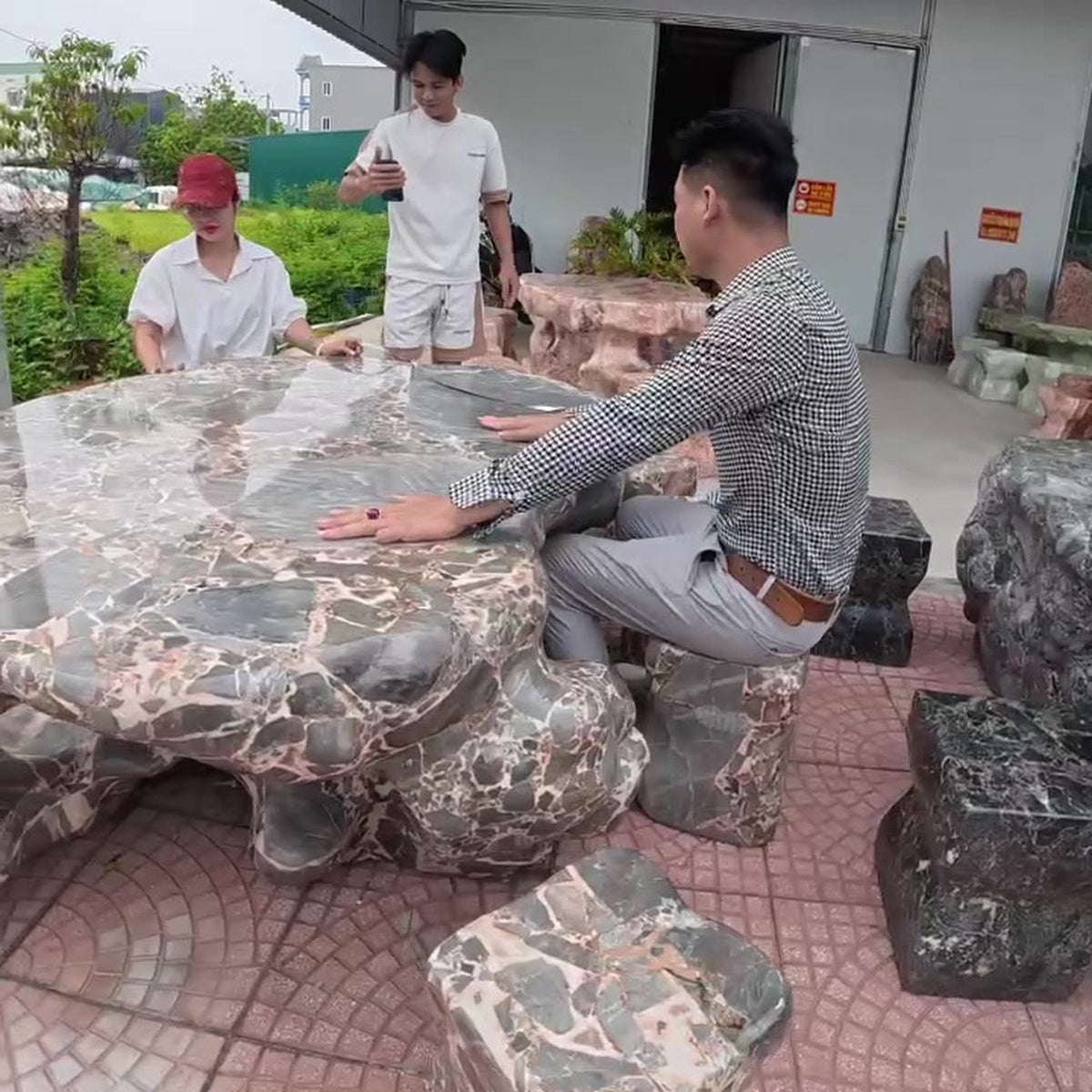 Bộ bàn ghế đá sân vườn nguyên khối ảnh thực tế số 4