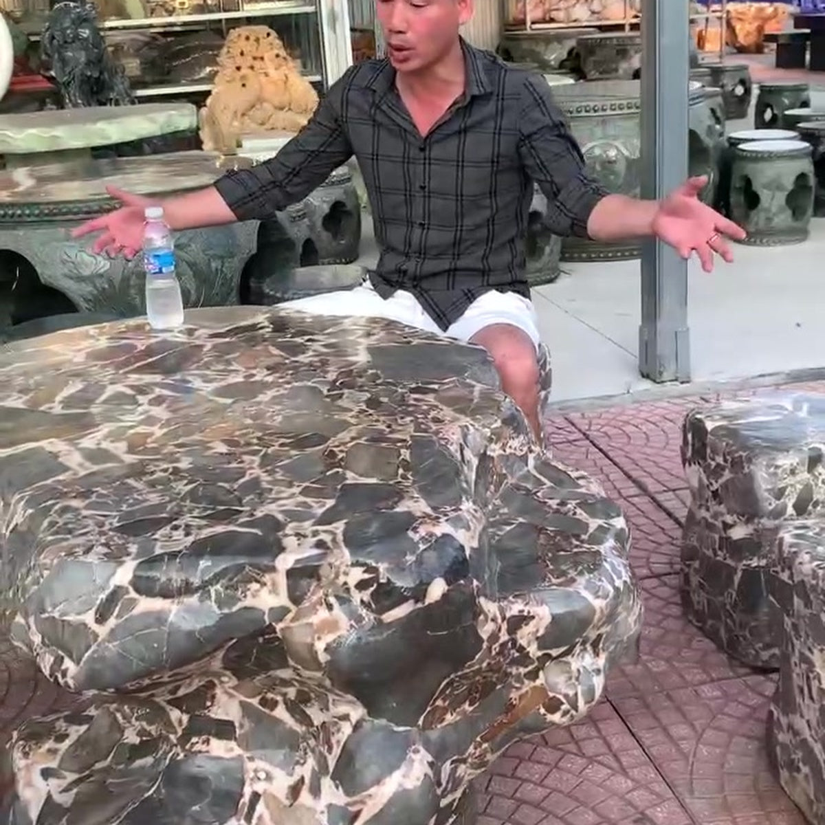 Bộ bàn ghế đá nguyên khối trang trí biệt thự nhà vườn ảnh thực tế số 1