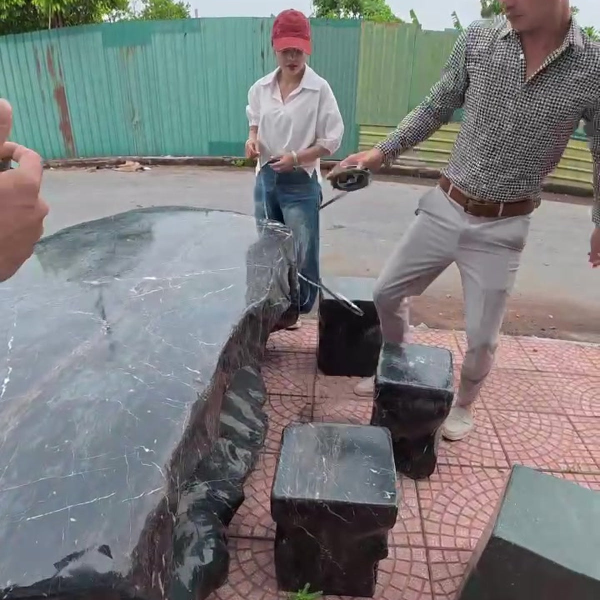 Bộ bàn ghế đá tự nhiên nguyên khối ảnh thực tế số 3