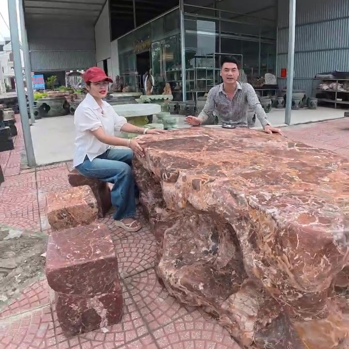 Bàn ghế đá phong thủy sân vườn nguyên khối ảnh thực tế số 1