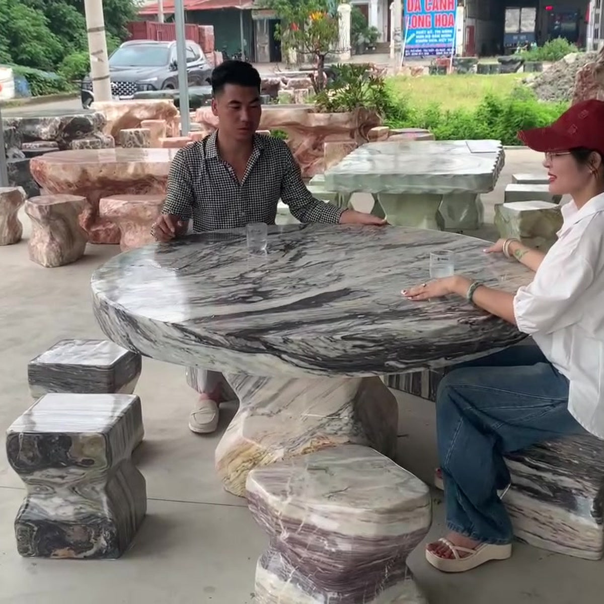 Bàn ghế đá tự nhiên nguyên khối sân vườn ảnh thực tế số 3
