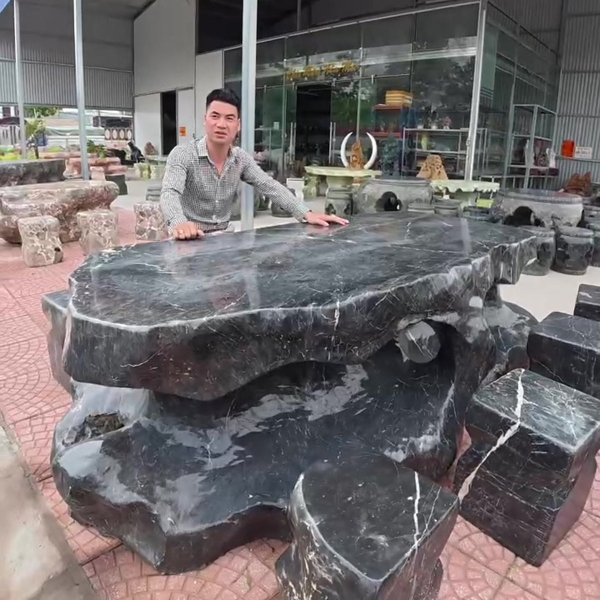 Bộ bàn ghế đá tự nhiên nguyên khối ảnh thực tế số 1