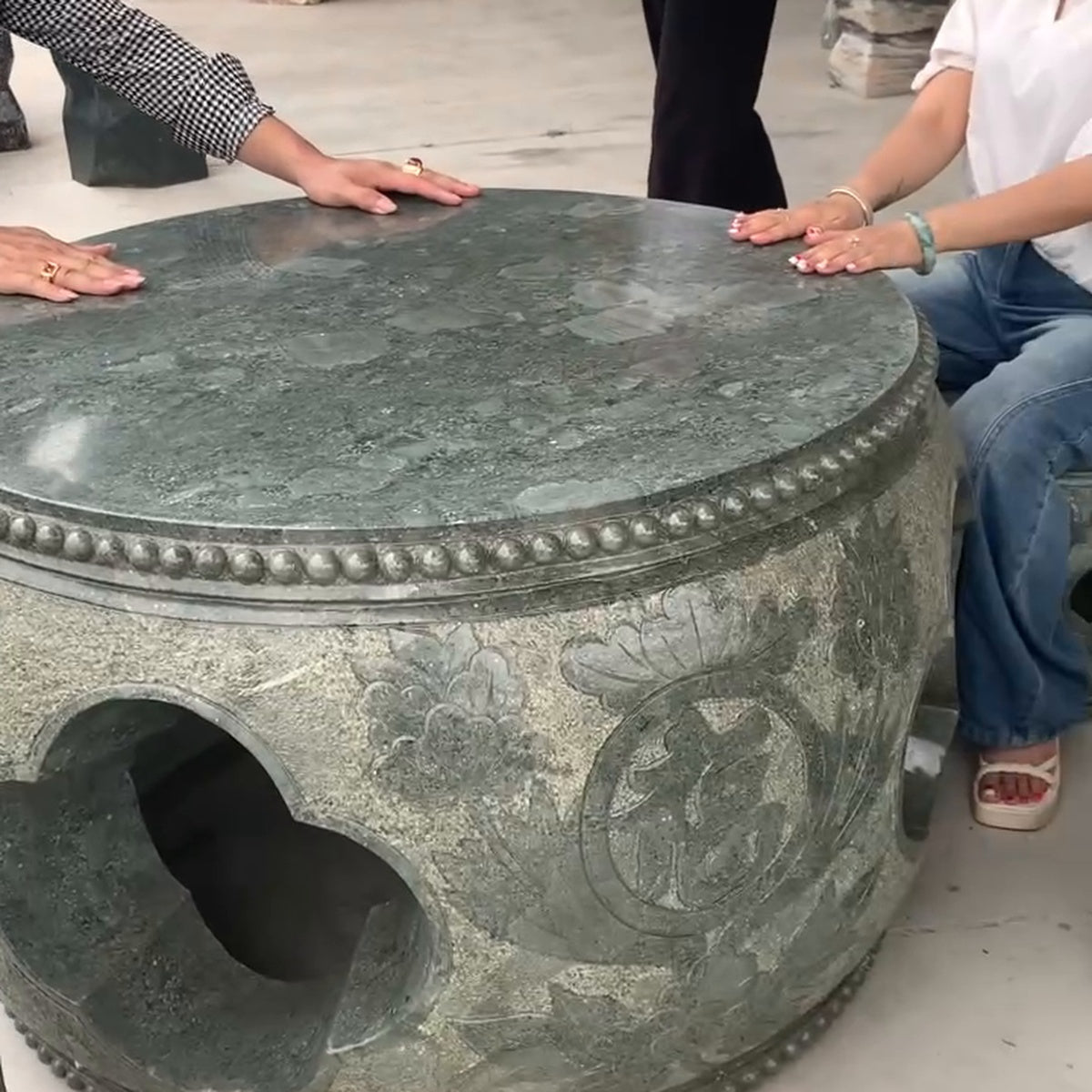 Bàn Ghế Đá Nguyên Khối Phong Cách Tự Nhiên Cho Sân Vườn Đẹp