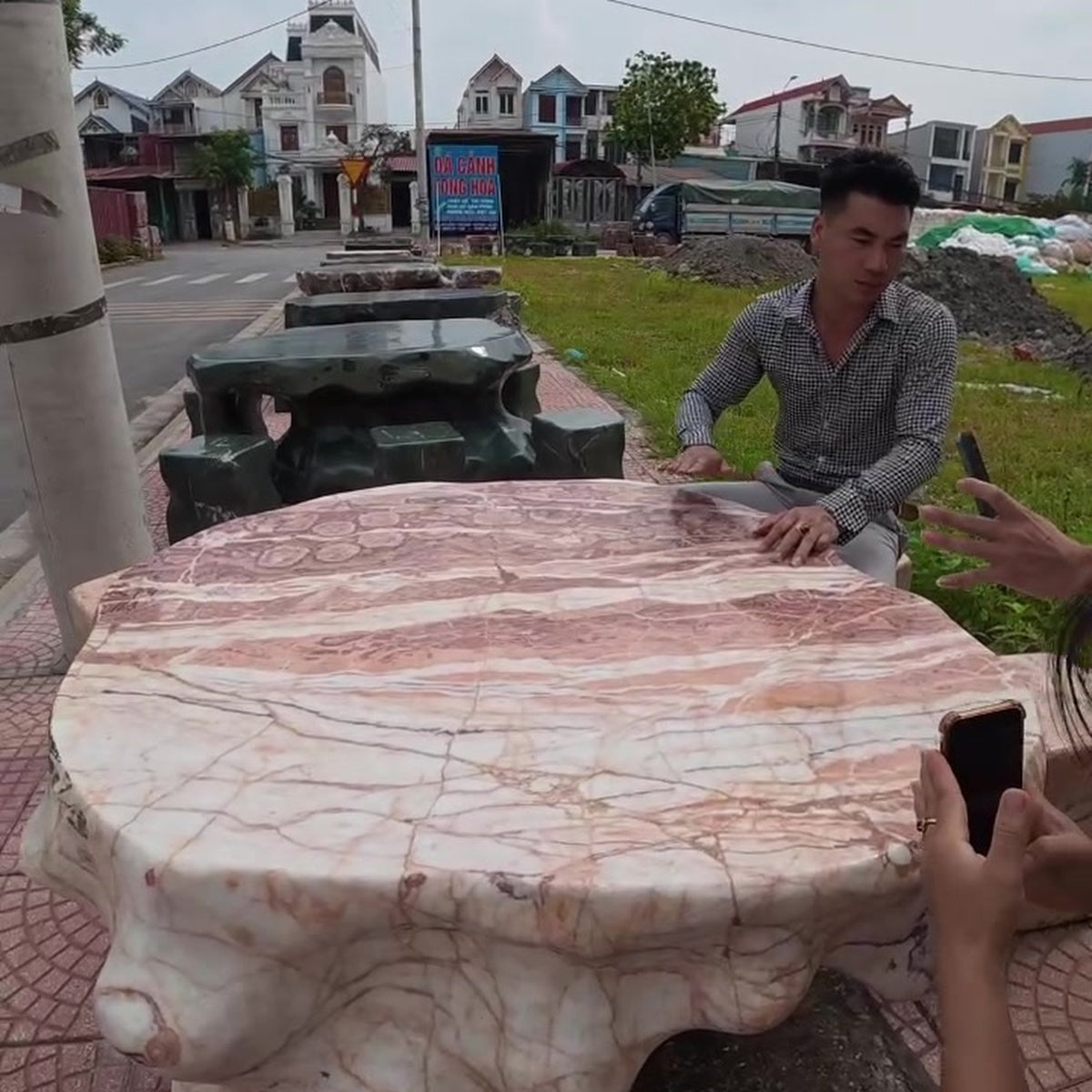Bàn ghế đá nguyên khối uống trà sân vườn ảnh thực tế số 3