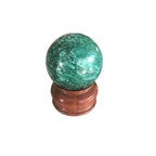 Đá Bi cầu khổng tước Malachite chơi phong thủy trang trí để bàn làm việc trên đế gỗ