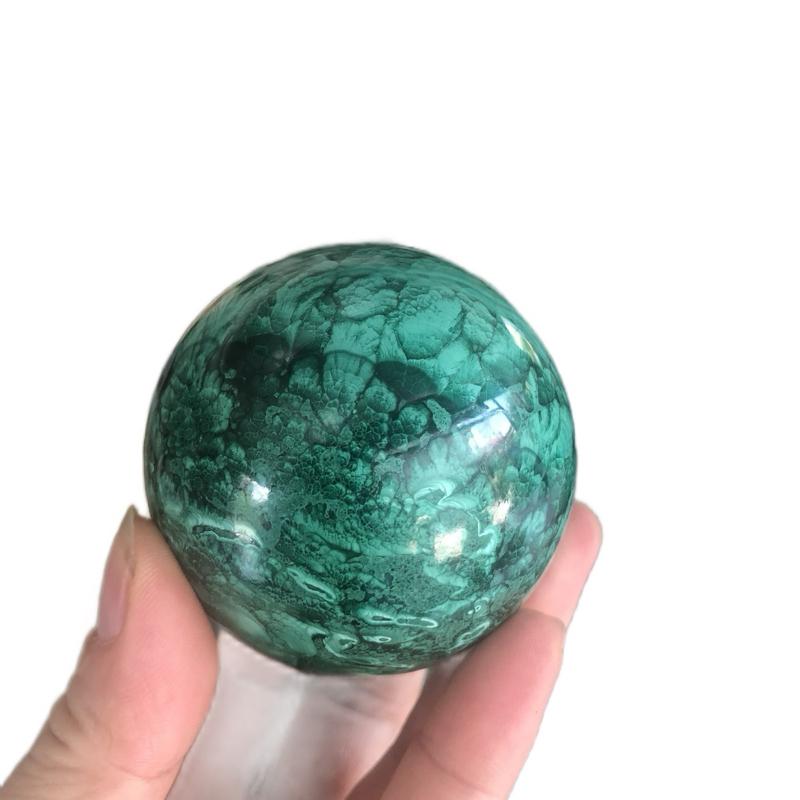 Đá Bi cầu khổng tước Malachite chơi phong thủy trang trí để bàn làm việc trên đế gỗ