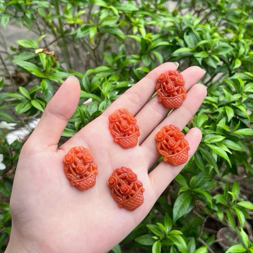 Mặt dây chuyền chất liệu đá Cẩm thạch  màu đỏ