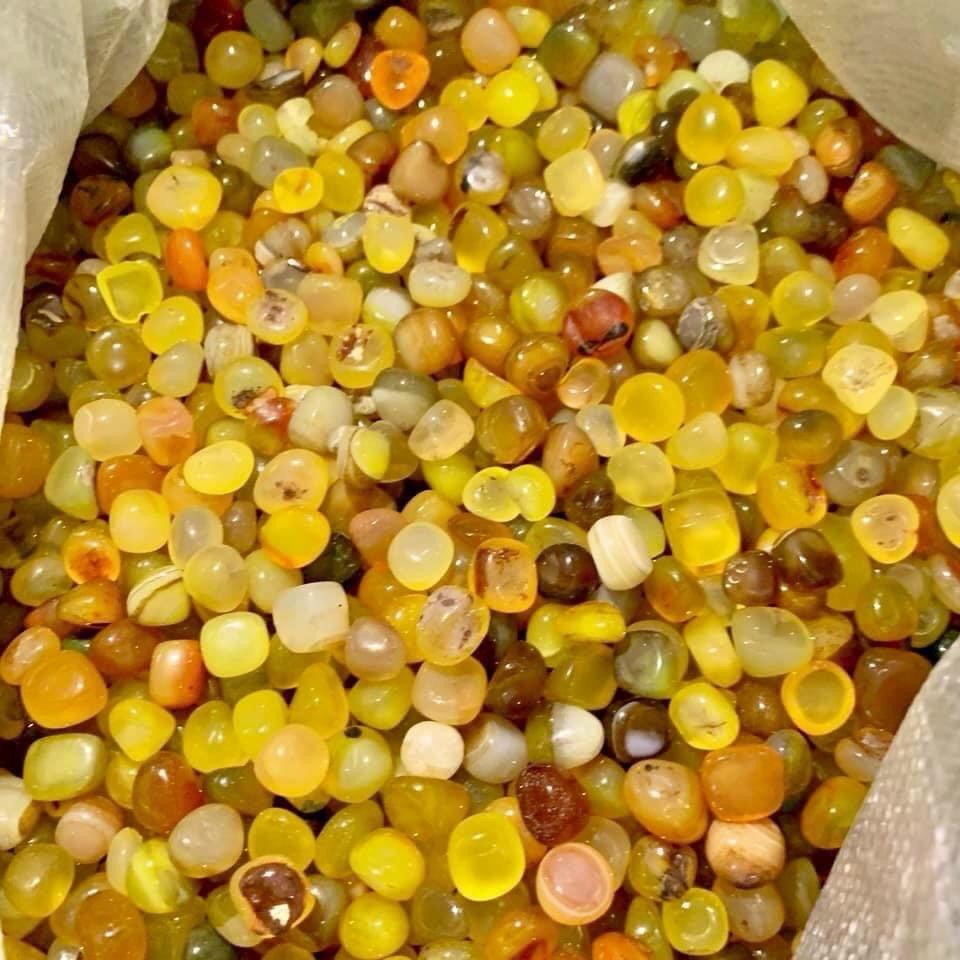 Sỏi mã não ngũ sắc trang trí bể cá - Mã số: N/A