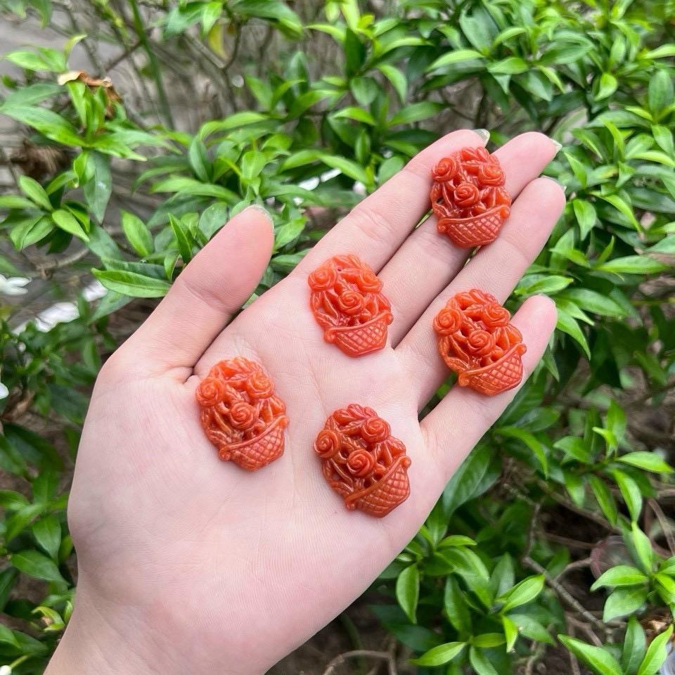 Mặt dây chuyền chất liệu đá Cẩm thạch  màu đỏ