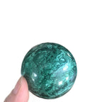 Đá Bi cầu khổng tước Malachite chơi phong thủy trang trí để bàn làm việc trên đế gỗ