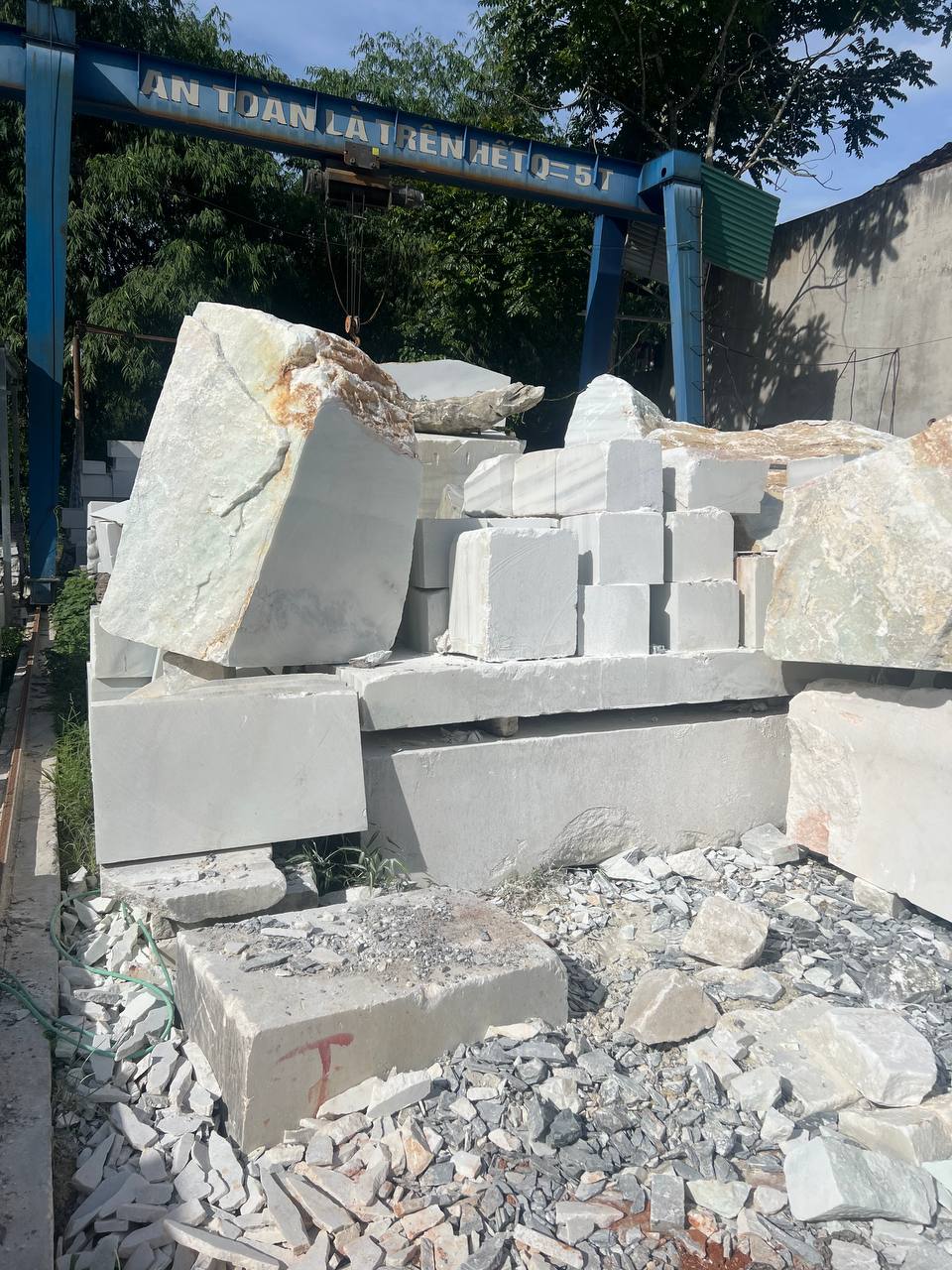 Thi Công Ốp Lát Đá Marble Trắng Tự Nhiên – Giải Pháp Sang Trọng, Bền Đẹp Từ Xuân Ngọc Phát