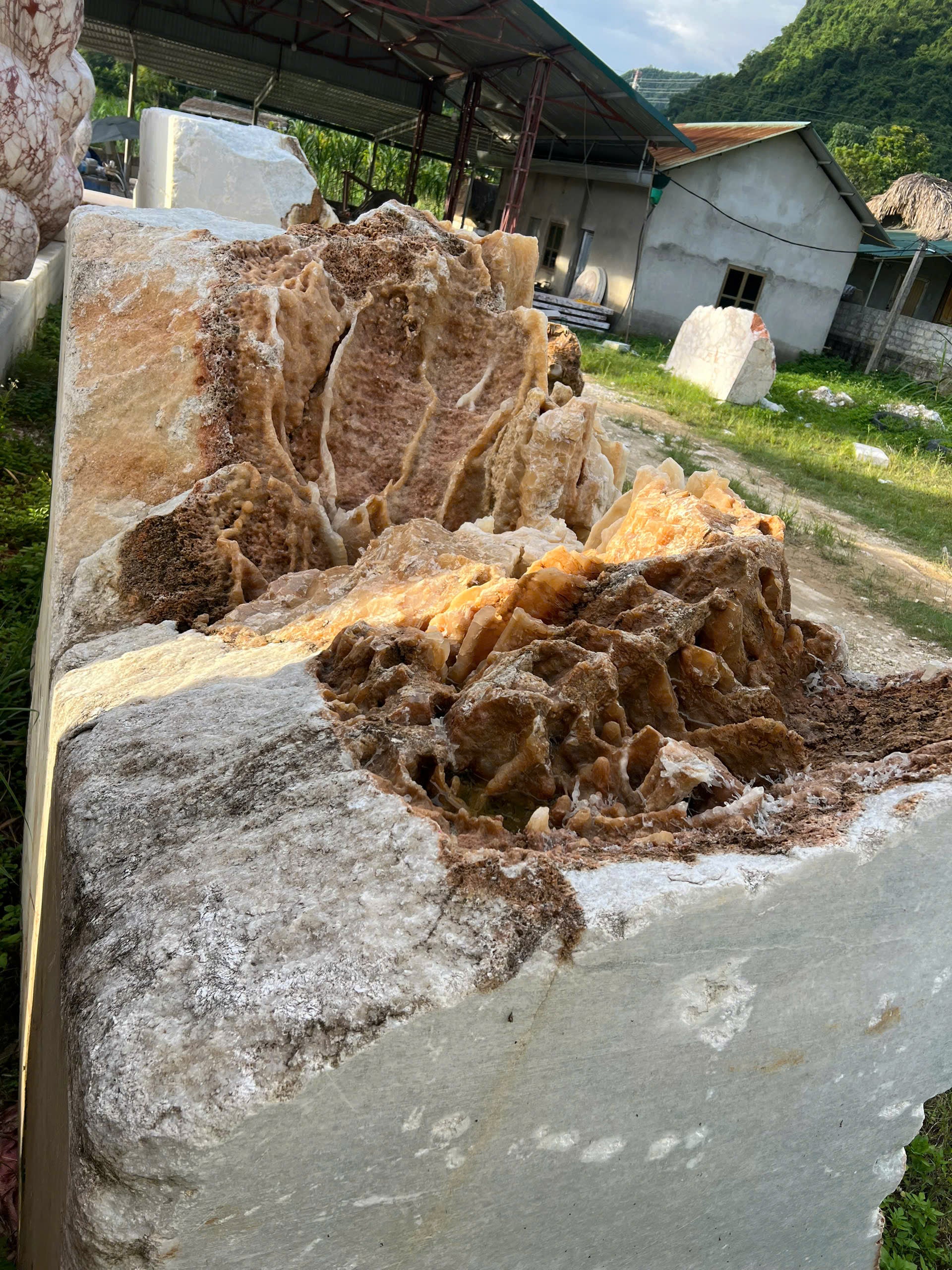 Đá Marble Trắng Cộng Sinh Canxit – Vẻ Đẹp Nguyên Bản Của Tự Nhiên, Độc Bản Và Đầy Giá Trị