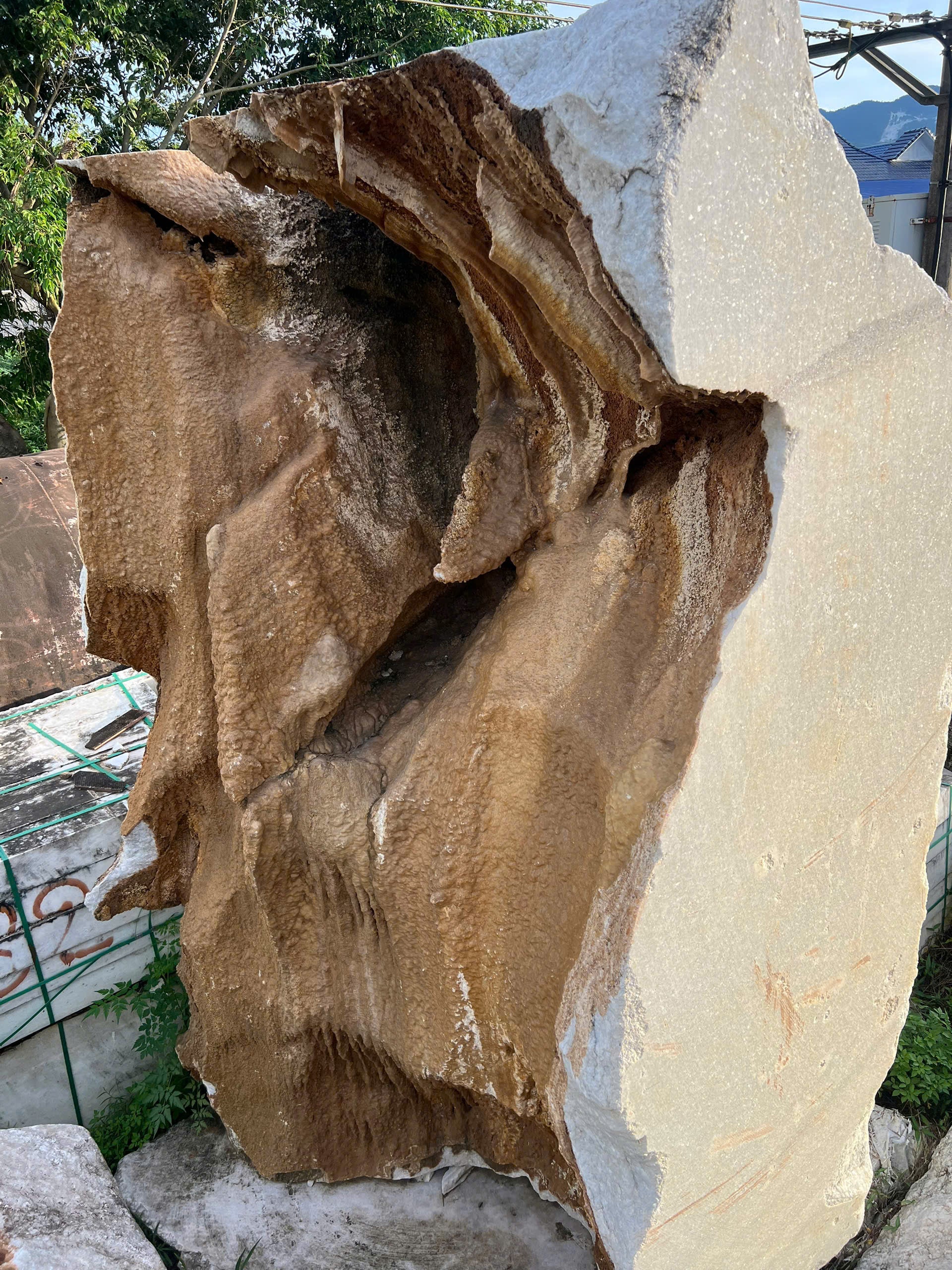 Đá Marble Trắng Cộng Sinh Canxit – Vẻ Đẹp Nguyên Bản Của Tự Nhiên, Độc Bản Và Đầy Giá Trị
