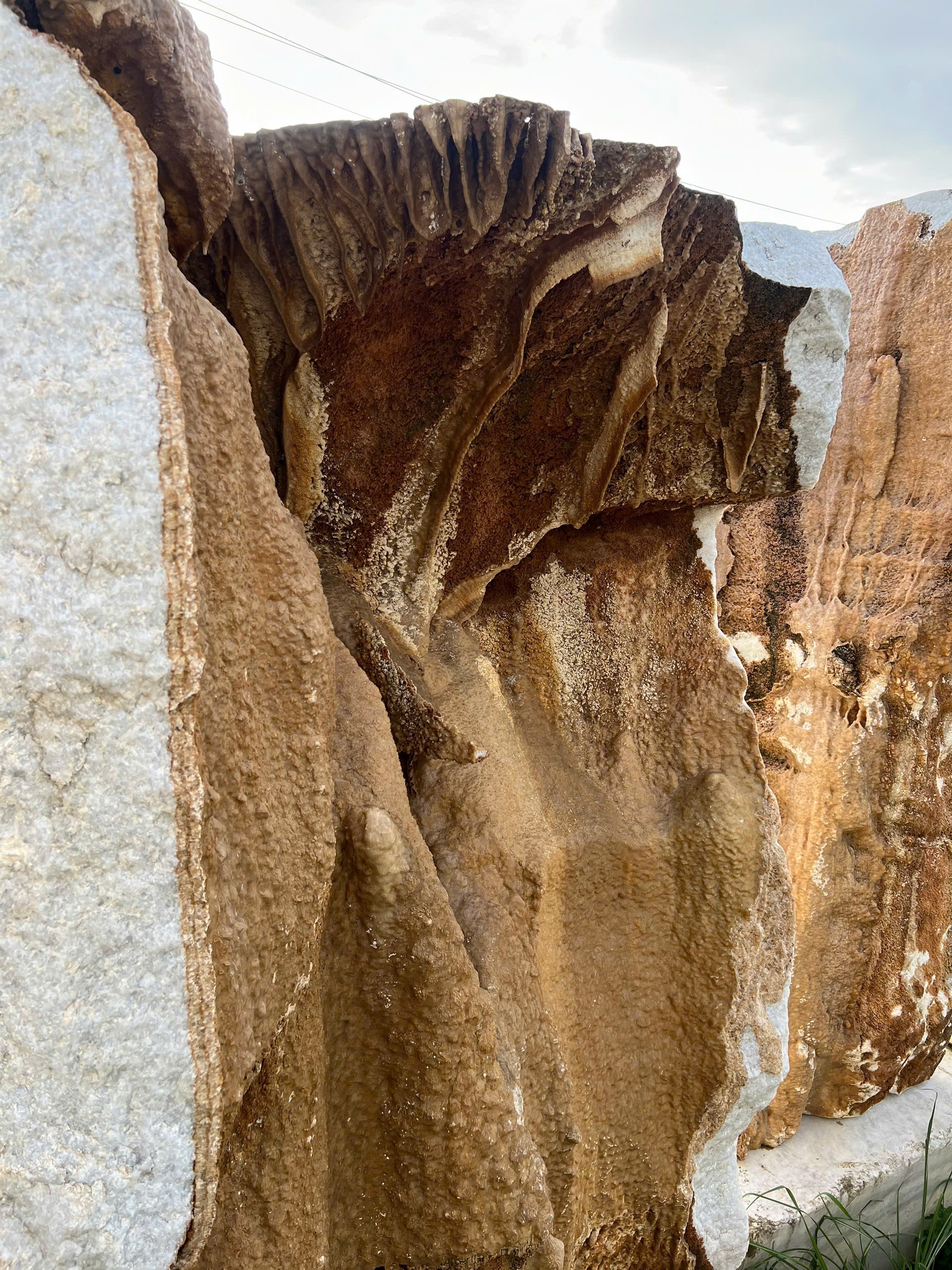 Đá Marble Trắng Cộng Sinh Canxit – Vẻ Đẹp Nguyên Bản Của Tự Nhiên, Độc Bản Và Đầy Giá Trị