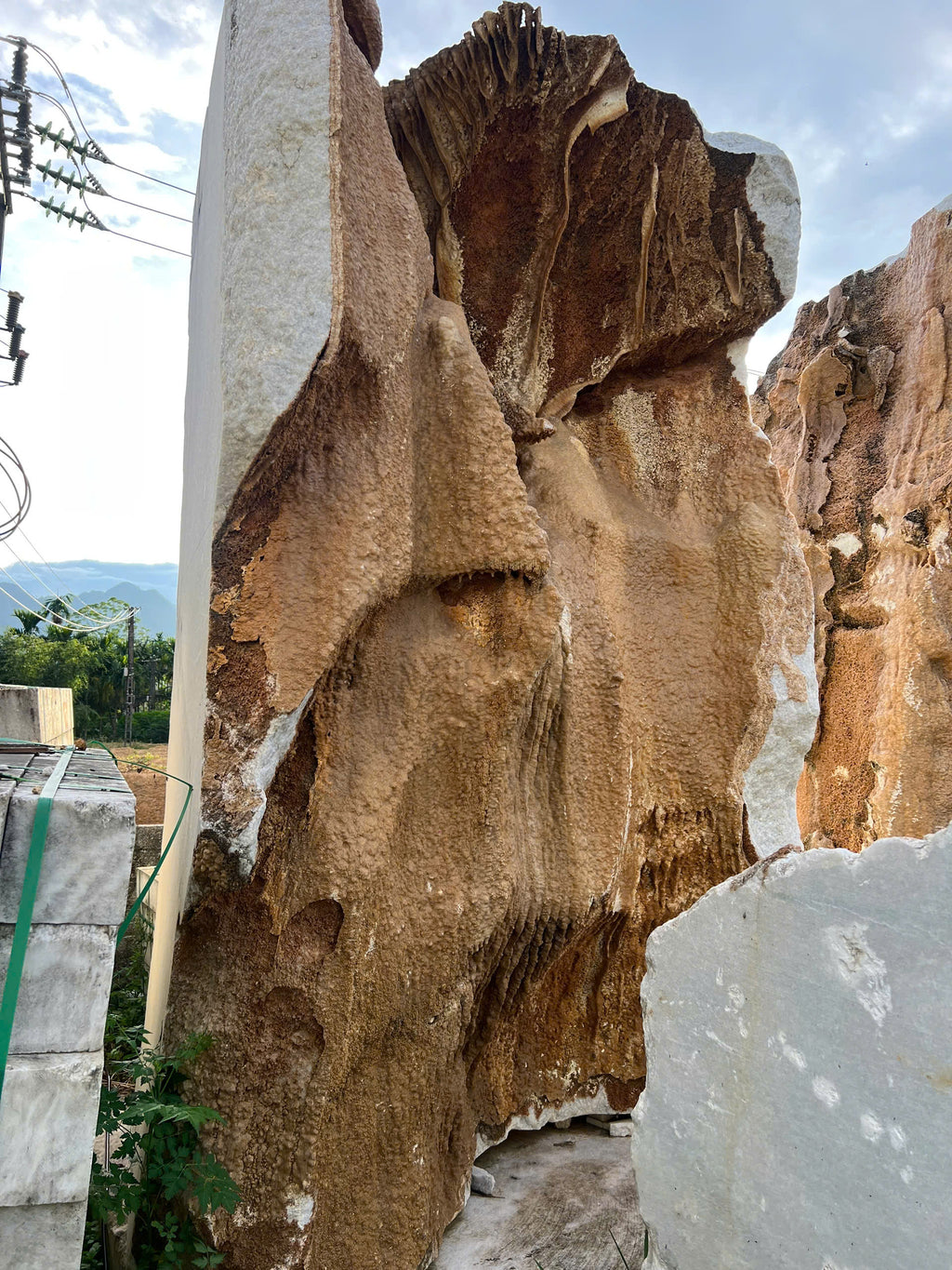 Đá Marble Trắng Cộng Sinh Canxit – Vẻ Đẹp Nguyên Bản Của Tự Nhiên, Độc Bản Và Đầy Giá Trị