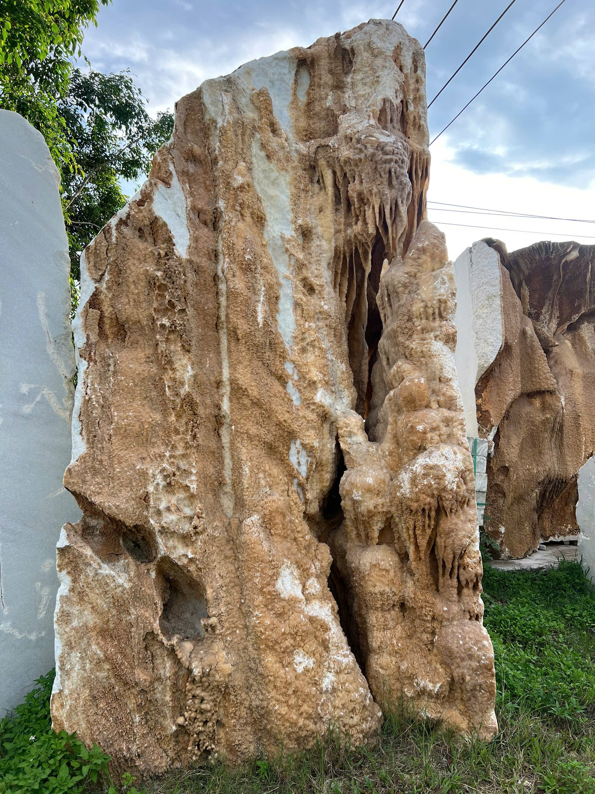 Đá Marble Trắng Cộng Sinh Canxit – Vẻ Đẹp Nguyên Bản Của Tự Nhiên, Độc Bản Và Đầy Giá Trị
