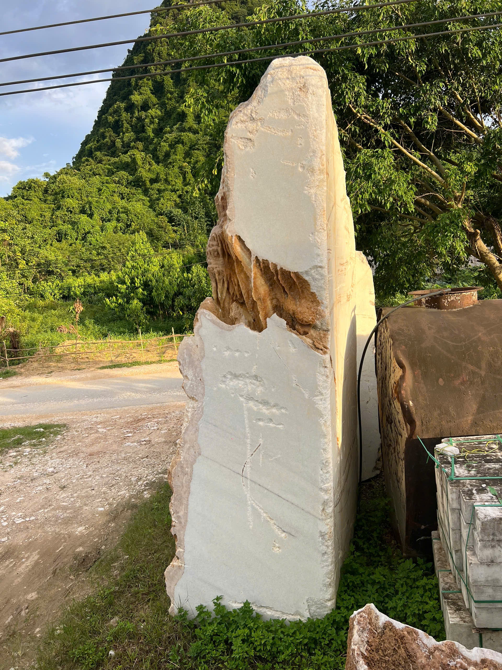 Đá Marble Trắng Cộng Sinh Canxit – Vẻ Đẹp Nguyên Bản Của Tự Nhiên, Độc Bản Và Đầy Giá Trị