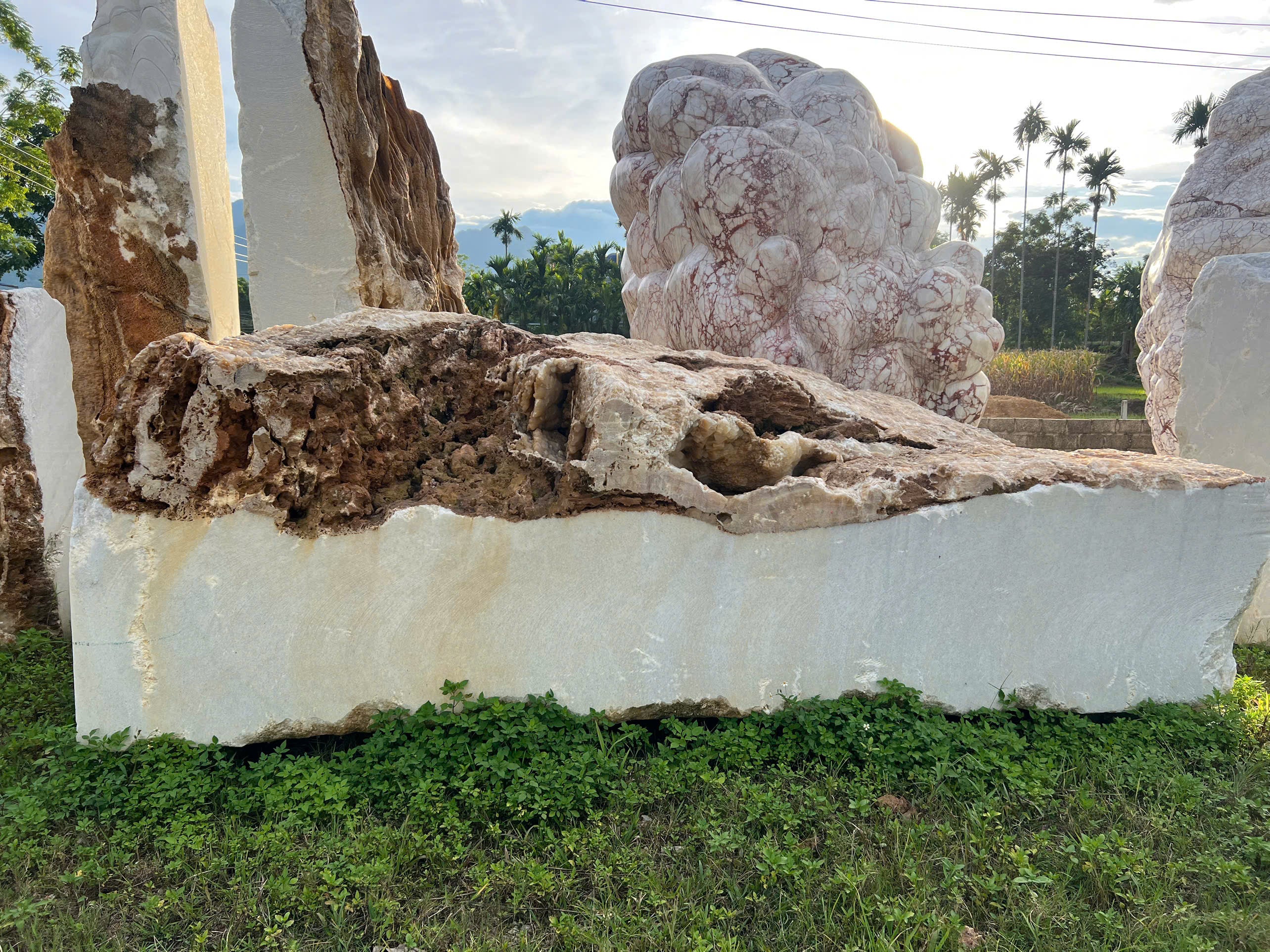 Đá Marble Trắng Cộng Sinh Canxit – Vẻ Đẹp Nguyên Bản Của Tự Nhiên, Độc Bản Và Đầy Giá Trị