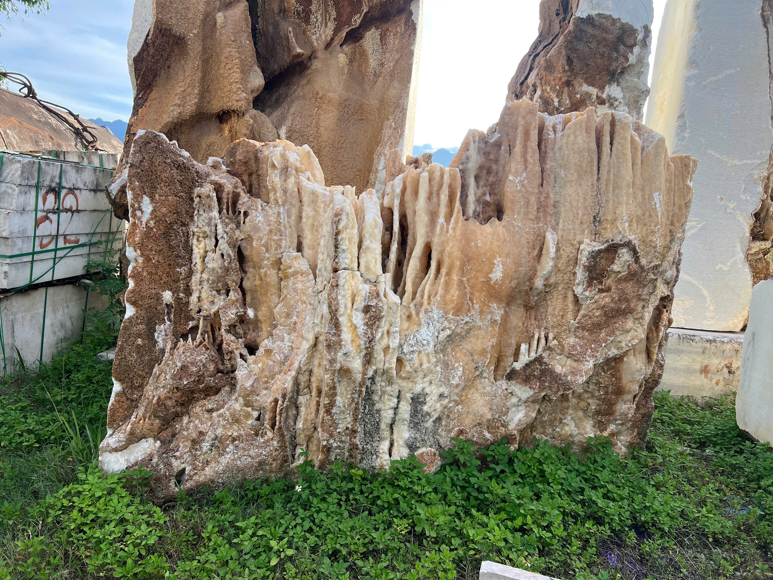 Đá Marble Trắng Cộng Sinh Canxit – Vẻ Đẹp Nguyên Bản Của Tự Nhiên, Độc Bản Và Đầy Giá Trị