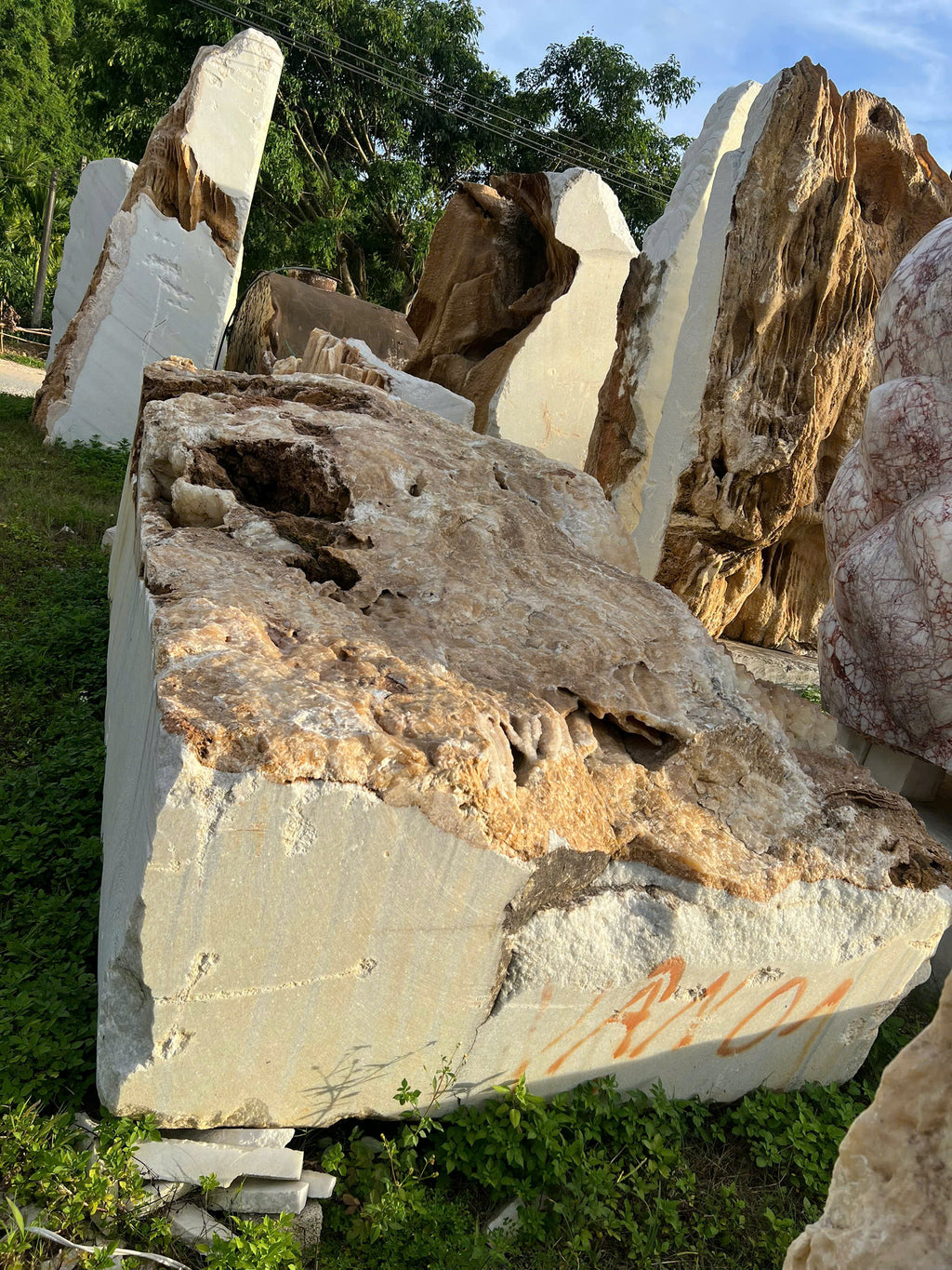 Đá Marble Trắng Cộng Sinh Canxit – Vẻ Đẹp Nguyên Bản Của Tự Nhiên, Độc Bản Và Đầy Giá Trị