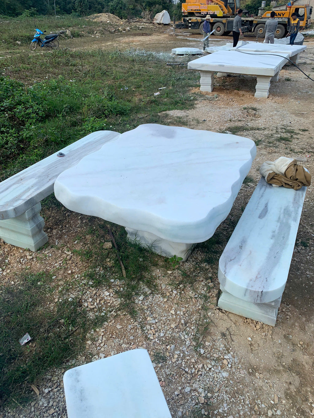 Bàn Ghế Đá Nguyên Khối Sân Vườn – Chạm Khắc Thủ Công Nhiều Kiểu Dáng