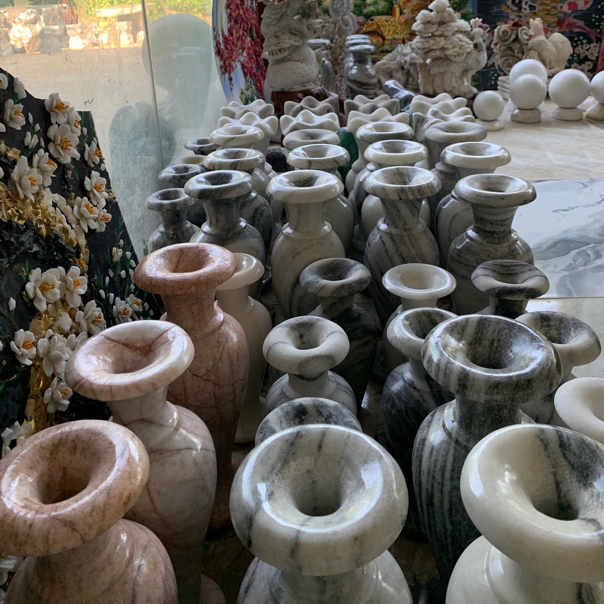 Lục Bình Đá Nguyên Khối Phong Thủy – Chạm Khắc Thủ Công Nhiều Màu