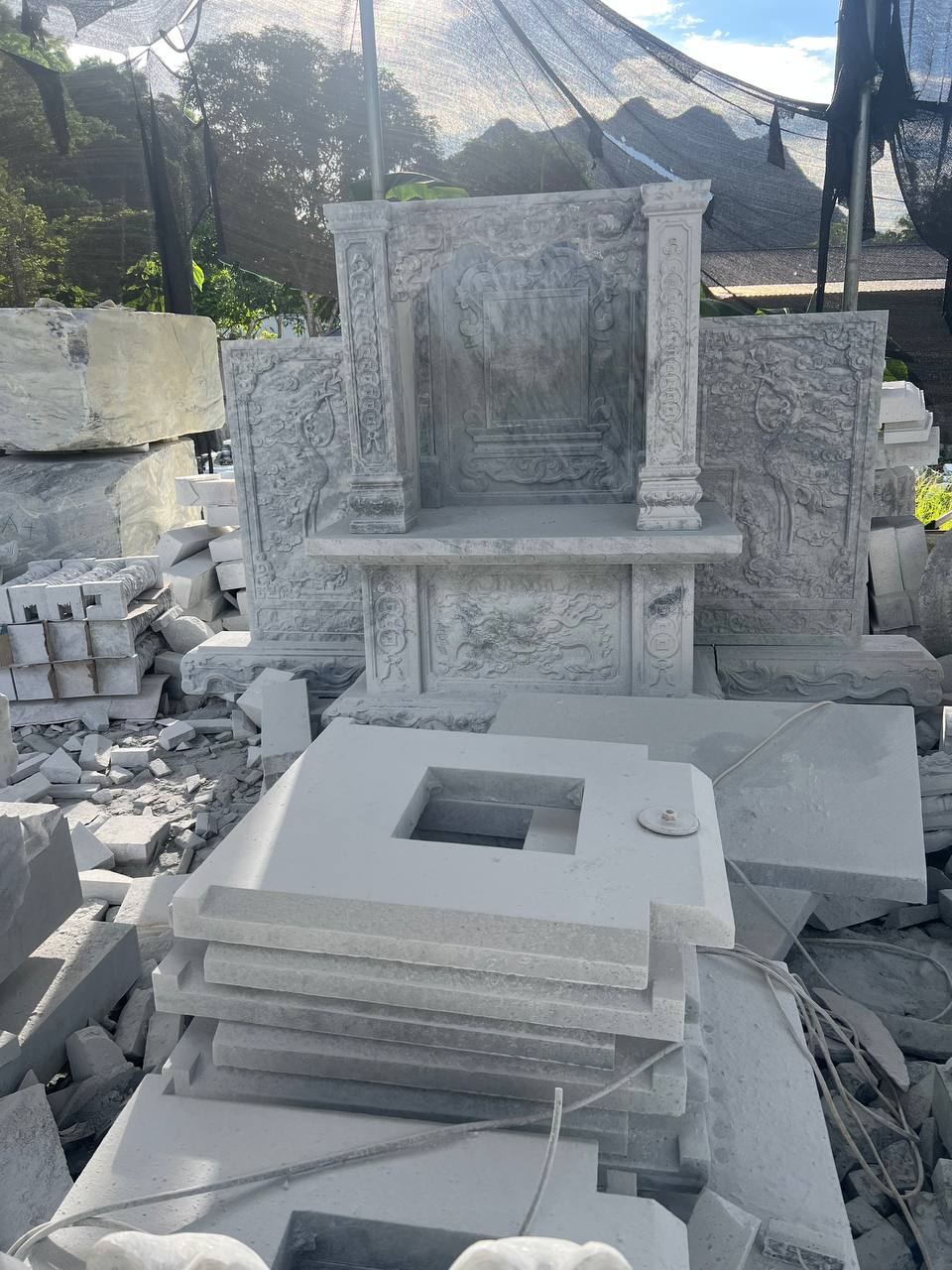 Mộ Đá Marble Trắng Lục Yên – Giải Pháp Bền Đẹp Cho Lăng Mộ, Đền Chùa Và Công Trình Tâm Linh