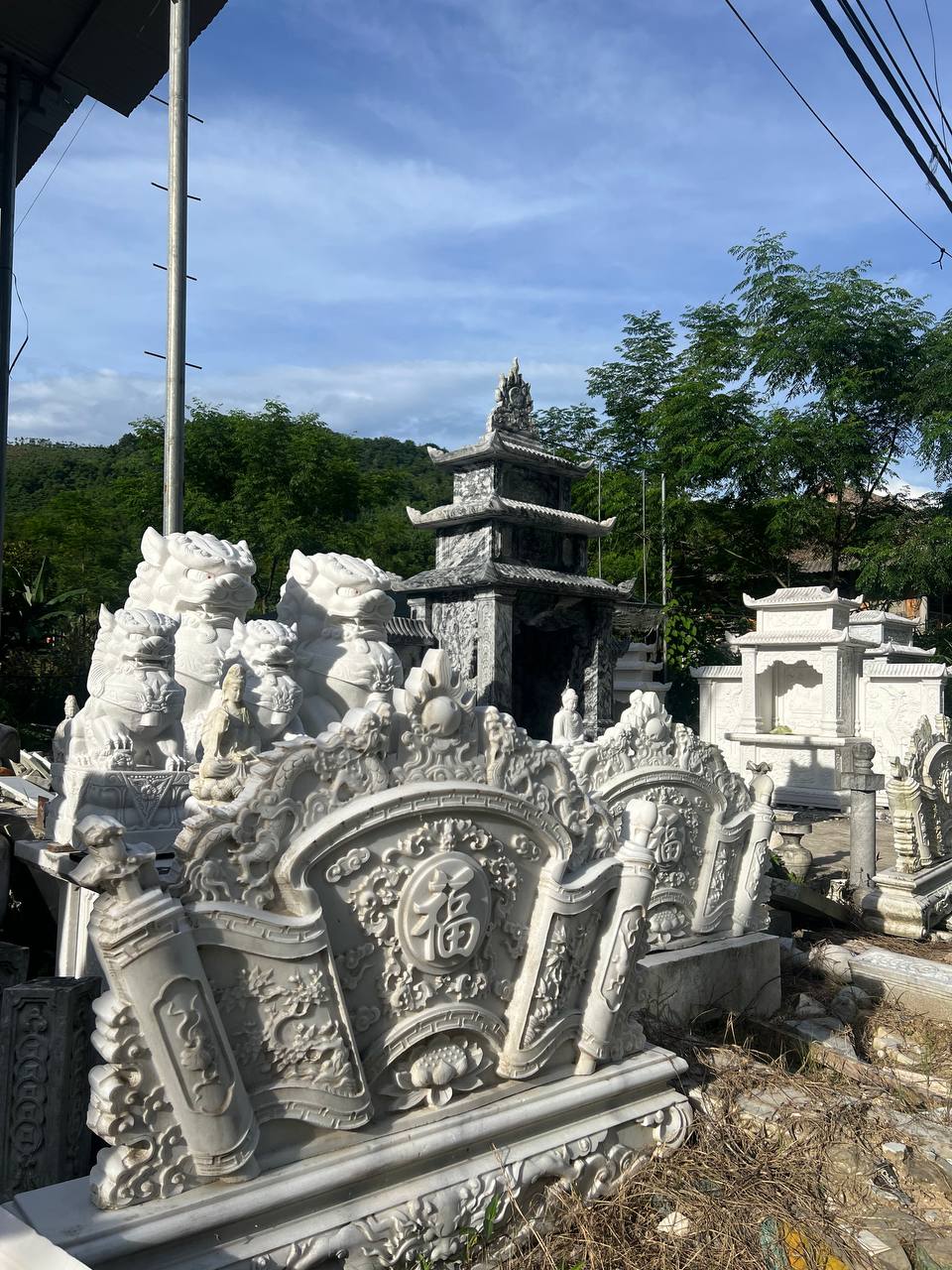 Mộ Đá Marble Trắng Lục Yên – Giải Pháp Bền Đẹp Cho Lăng Mộ, Đền Chùa Và Công Trình Tâm Linh
