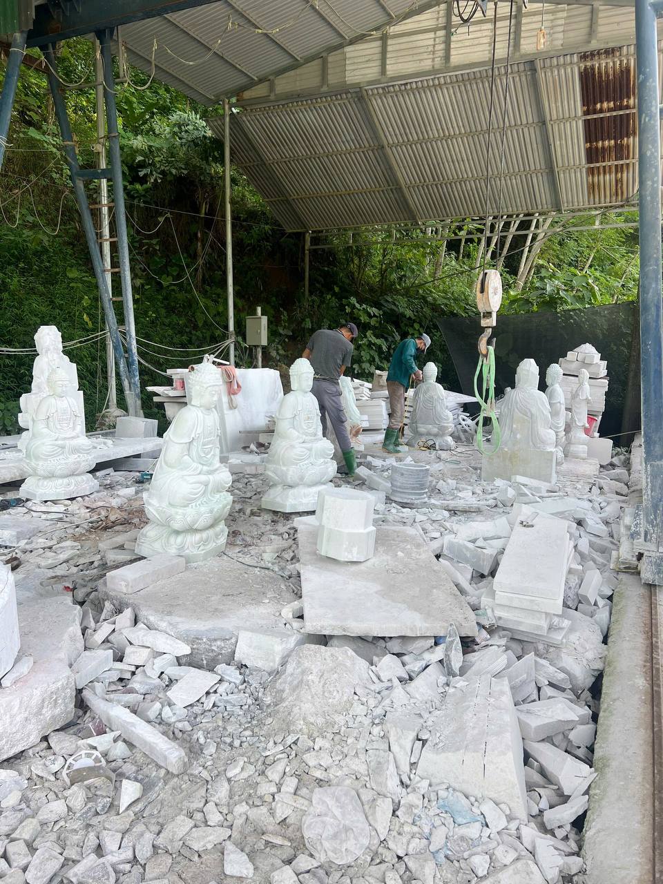 Mộ Đá Marble Trắng Lục Yên – Giải Pháp Bền Đẹp Cho Lăng Mộ, Đền Chùa Và Công Trình Tâm Linh