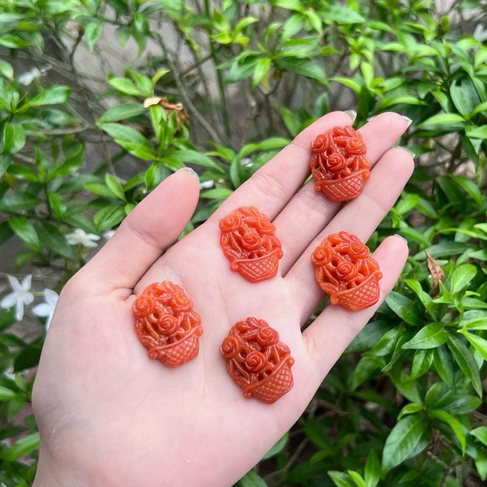 Mặt dây chuyền chất liệu đá Cẩm thạch  màu đỏ