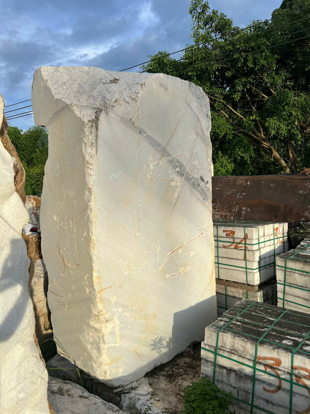 Thi Công Ốp Lát Đá Marble Trắng Tự Nhiên – Giải Pháp Sang Trọng, Bền Đẹp Từ Xuân Ngọc Phát