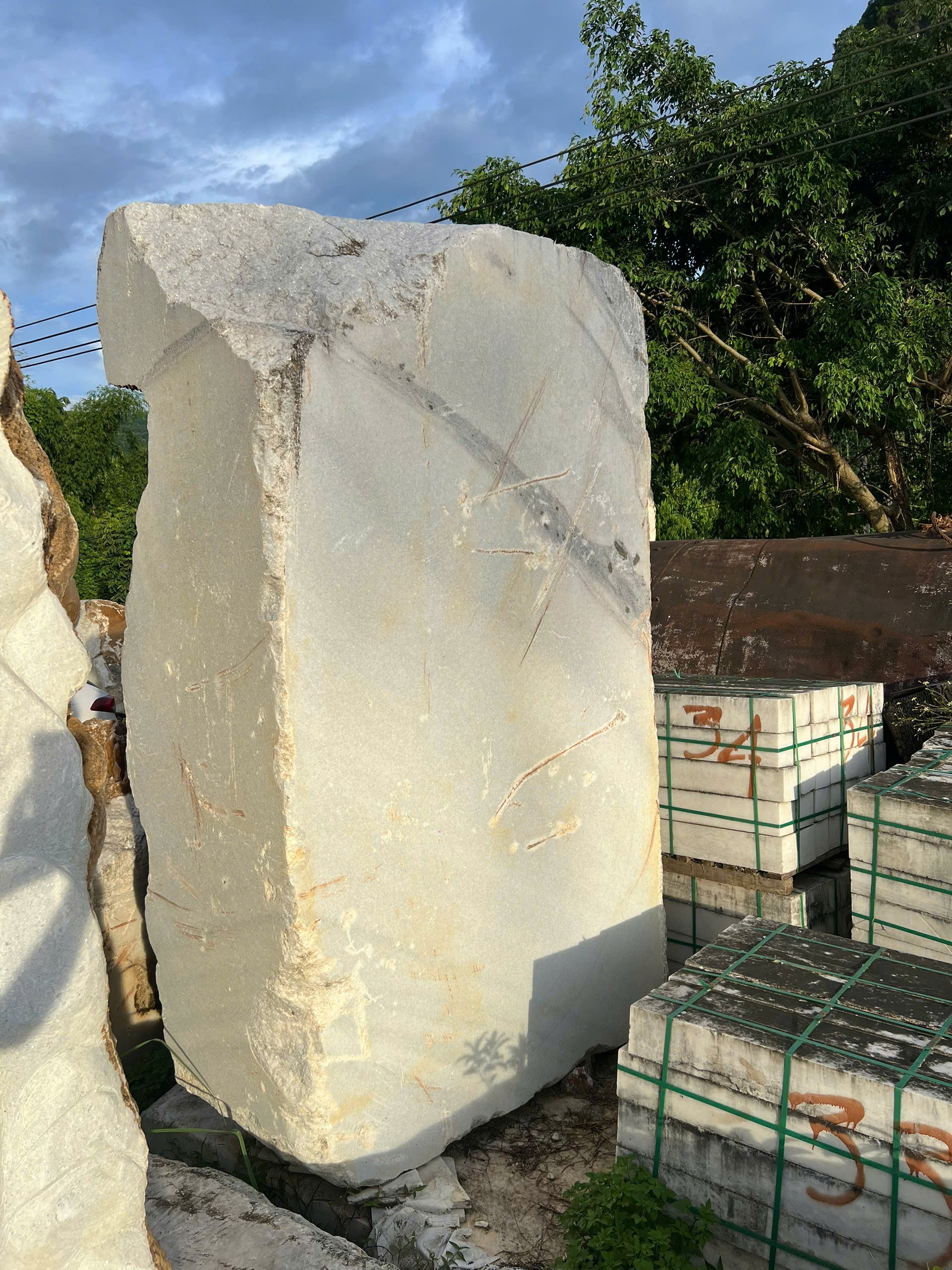 Thi Công Ốp Lát Đá Marble Trắng Tự Nhiên – Giải Pháp Sang Trọng, Bền Đẹp Từ Xuân Ngọc Phát