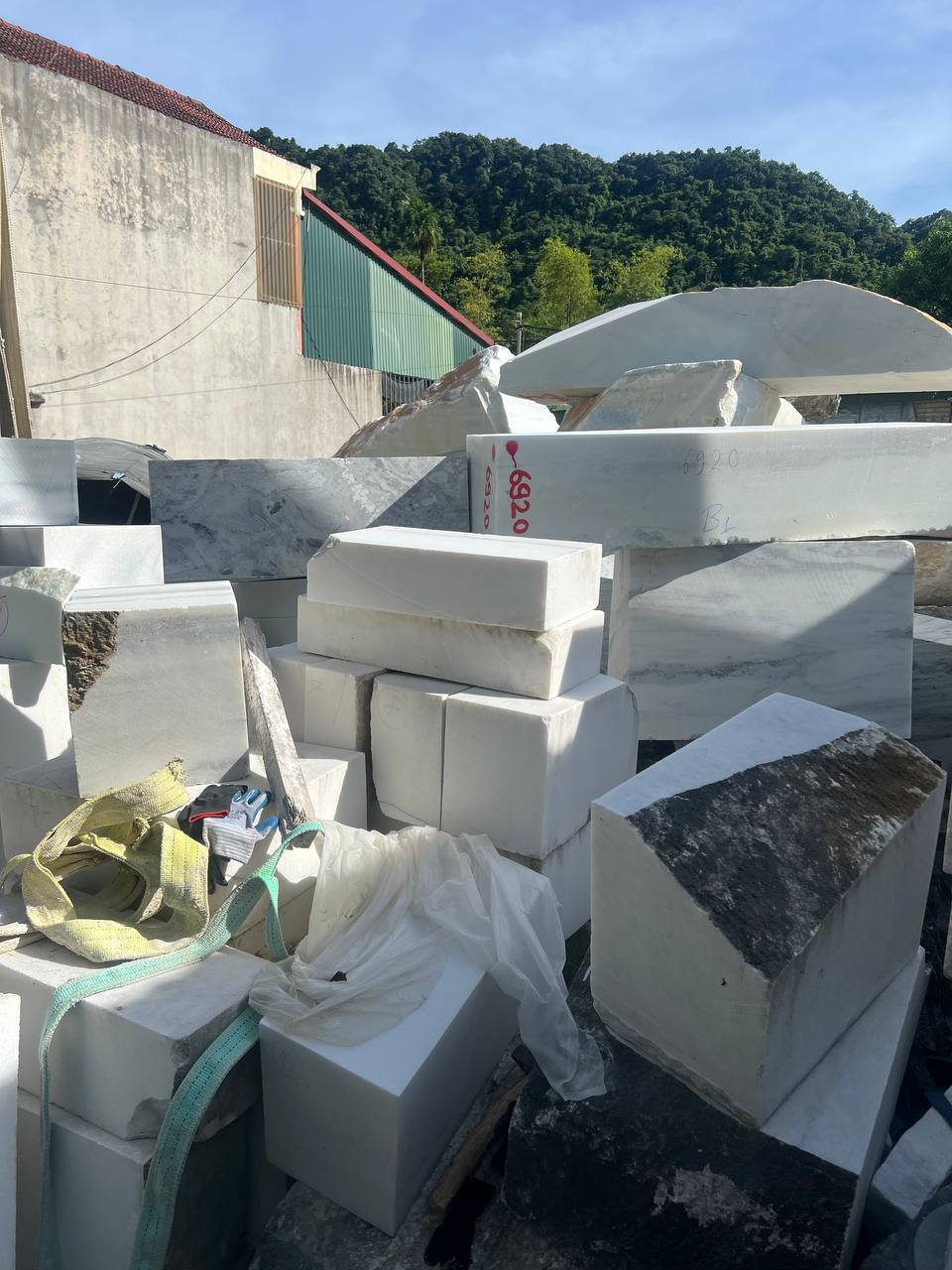 Thi Công Ốp Lát Đá Marble Trắng Tự Nhiên – Giải Pháp Sang Trọng, Bền Đẹp Từ Xuân Ngọc Phát