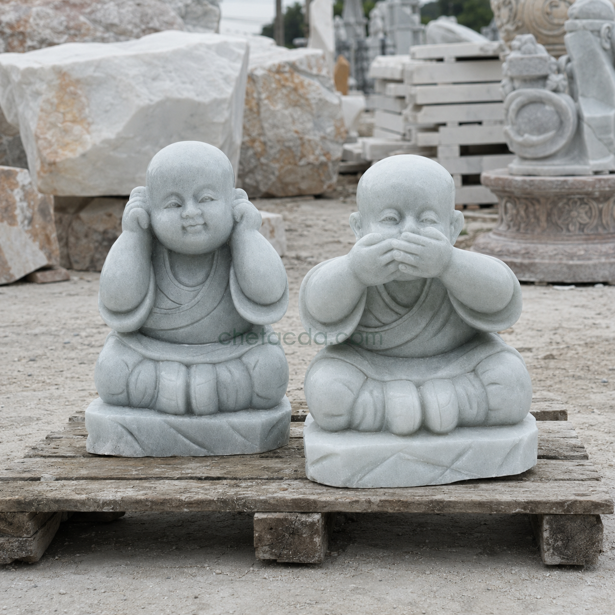 Bộ tượng chú tiểu tứ không đá cẩm thạch tại bãi xưởng