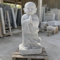Tượng chú tiểu đứng chắp tay đá cẩm thạch tại khu tiếp nhận đá