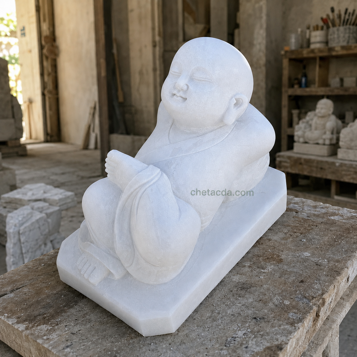 Tượng chú tiểu nằm đá cẩm thạch trên bàn kiểm tra tại xưởng