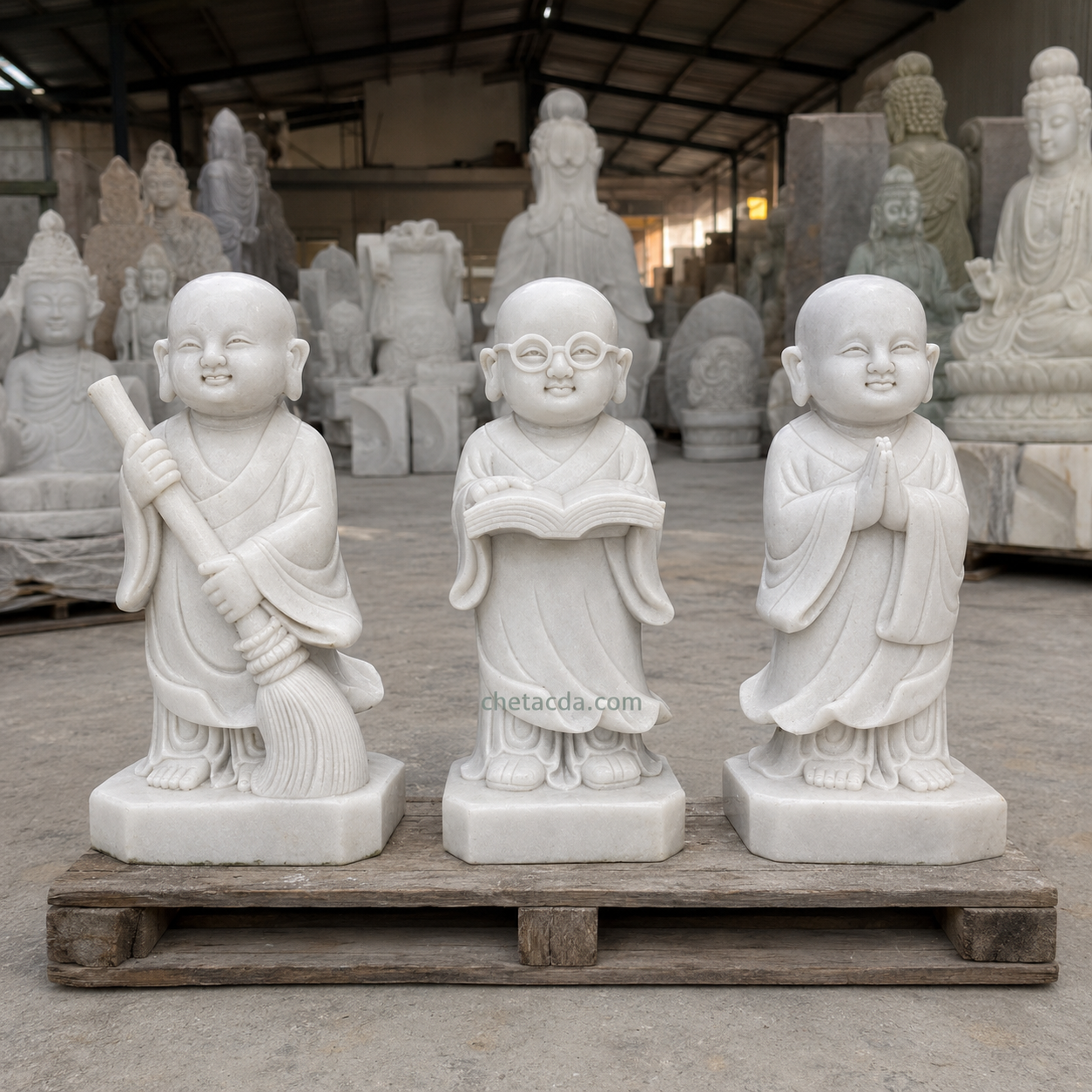 Bộ tượng chú tiểu đá cẩm thạch trong lối kho xưởng