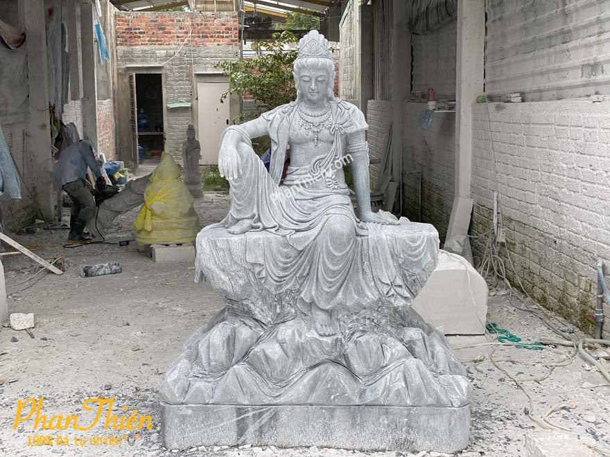 Tượng Phật Quan Âm Ngồi Tự Tại Đá Xám (QA-51) – Tân Ngọc Phát, Lục Yên Yên Bái